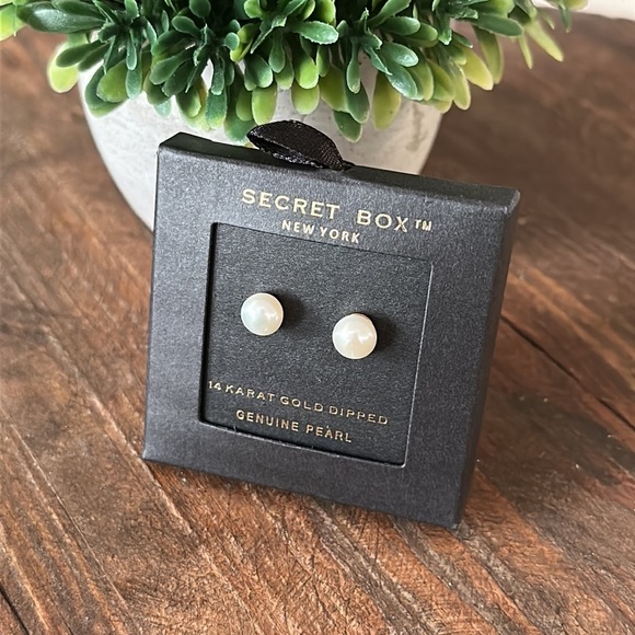 Secret Box Jewelry - Secret Box Genuine Pearl Stud Earrings